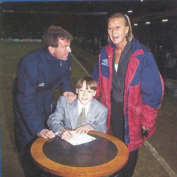 جان تری 14 ساله و اولین قراردادش با تیم چلسی - 14-Year-Old John Terry (In Fantastically Dapper Suit!) Signs Very First Chelsea Contract, 1994