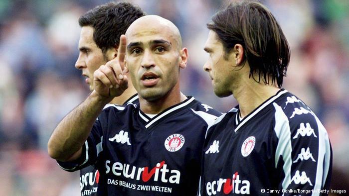 علیرضا منصوریان با پیراهن سن پائولی آلمان - منصوریان که در فصل های 2001-2000 و 2002-2001 در بازی های رسمی 15 بار برای سن پائولی به میدان رفت پس از 5 سال بازی کردن در خارج از کشور به تیم سابق خود (استقلال) بازگشت.