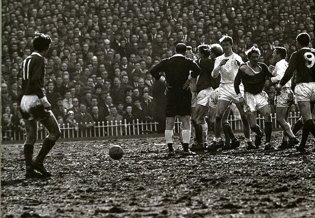 جدال منچستر یونایتد و لیدز یونایتد با حضور بازیکنانی چون دنیس لاو و جرج بست - 1965 Man United Vs Leeds United, Denis Law and George Best