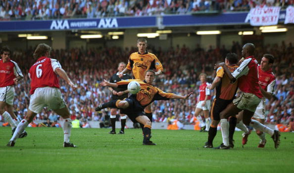 گلزنی اوون در مقابل آرسنال - Michael Owen scoring the first goal for Liverpool during the AXA sponsored 2001 FA Cup Final between Arsenal v Liverpool at the Millennium Stadium, Cardiff