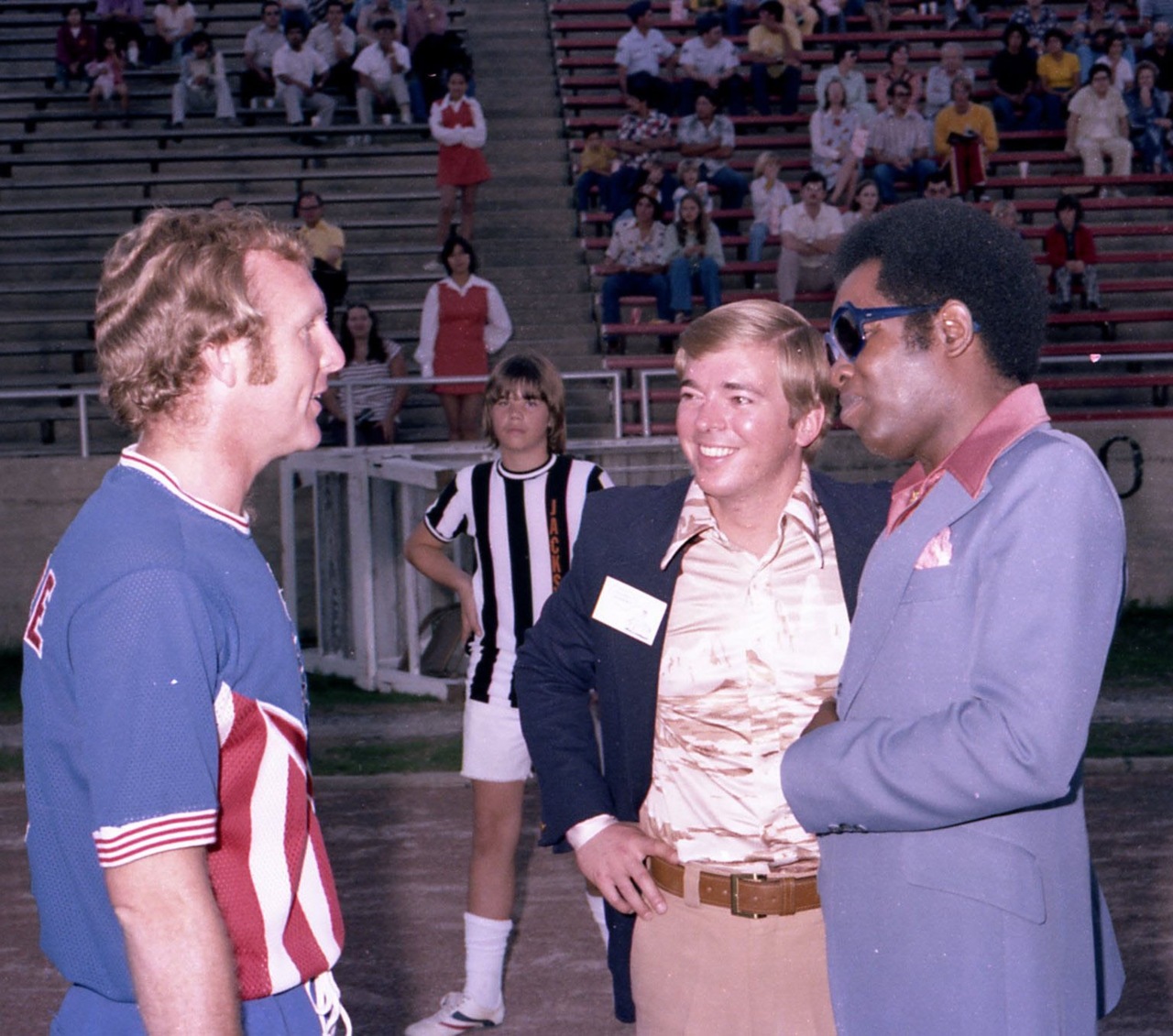 بابی مور در کنار لو راولس (بازیگر، خواننده و دوبلور معروف آمریکا) - Bobby Moore and Lou Rawls, 1976