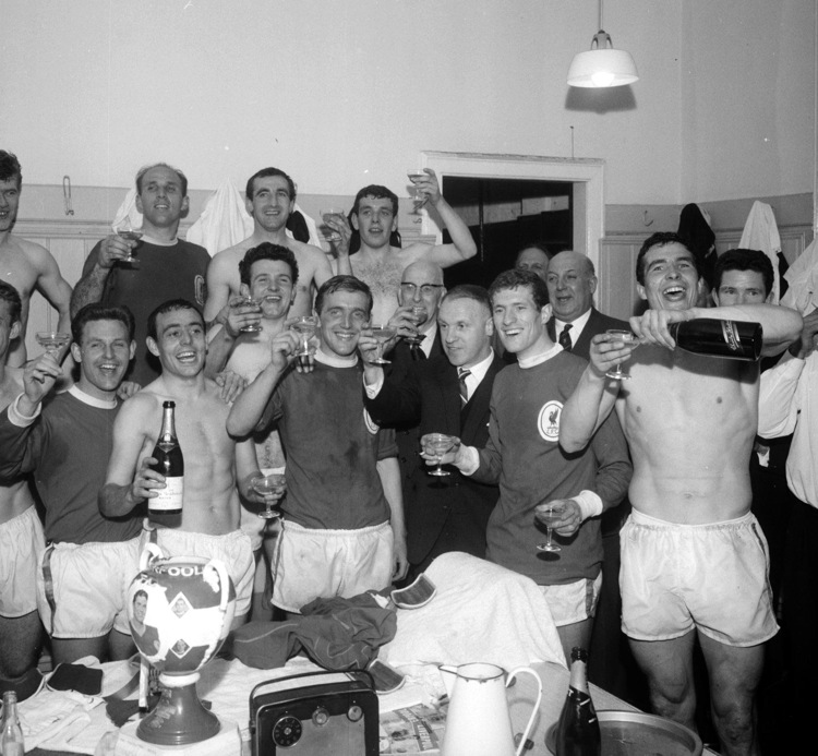 قهرمانی لیورپول در لیگ انگلیس سال 1964 - Liverpool players and Shankly celebrate with champagne in the dressing room at Anfield, after the 5-0 victory over Arsenal which gave them the League title in 1964
