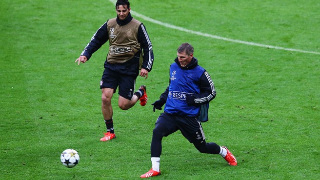 Claudio Pizarro of FC Bayern München (L) and Bastian Schweinsteiger during a training session ahead of the UEFA Champions League final against Borussia Dortmund