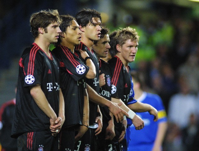 Didier Drogba (Chelsea) Chelsea v Bayern Munich. Champions League 1-4 Final 1st leg.Stamford Bridge.06.04.2005 Frings,Jose Paolo Guerrero,Michael Ballack,Owen Hargreaves & Bastian Schweinsteiger