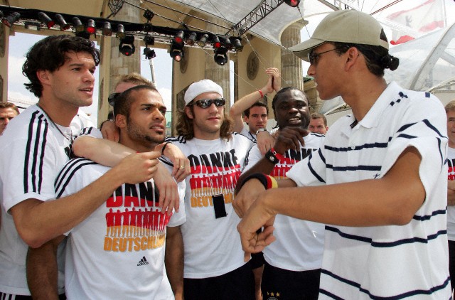 Michael Ballack, David Odonkor, Torsten Frings, Gerald Asamoah, together with singer Xavier Naidoo (r) at the reception of German national team at the fan area at Brandenburg Gate in Berlin 2006