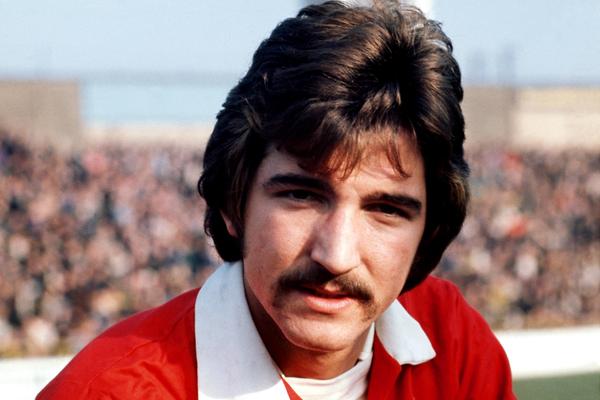 Graeme Souness - گرام سونس هافبک و ستاره سابق لیورپول که بین سال های 1970 تا 1991 بازی می کرد و 54 بازی ملی نیز برای تیم ملی اسکاتلند در کارنامه دارد. وی همچنین در تیم های رنجرز، لیورپول، نیوکاسل و ... مربیگری کرده است.