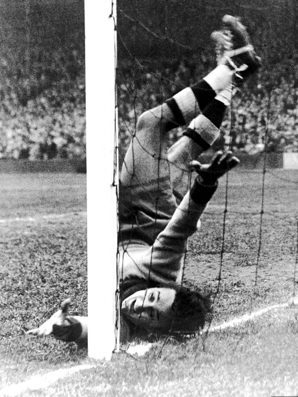 لندی دروازه بان ریسینگ کلاب و واکنشی زیبا در مقابل آرسنال - Racing Club de Paris goalkeeper Landi gets down to make an uncomfortable-looking save against Arsenal, 1948