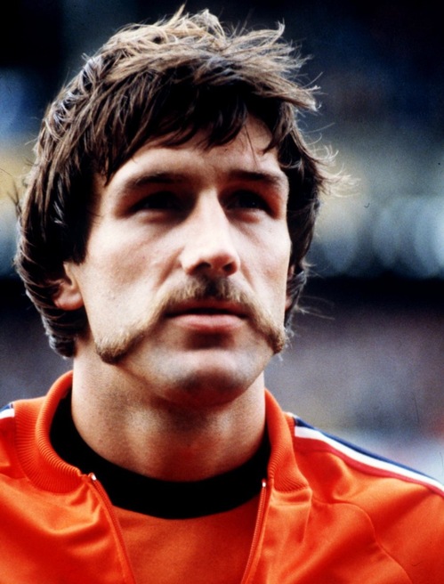 Ronald Spelbos - رونالد اسپلبوس، مدافعی که بین سال های 1980 تا 1987، 21 بازی برای تیم ملی هلند انجام داد و بین سال 1974 تا 1988 در تیم های آزدآلکمار، کلوب بروژ و آیاکس آمستردام حضور داشت. وی همچنین بین سال های 1992 تا 1999 هدایت تیم های ناک بردا، ویتسه آر