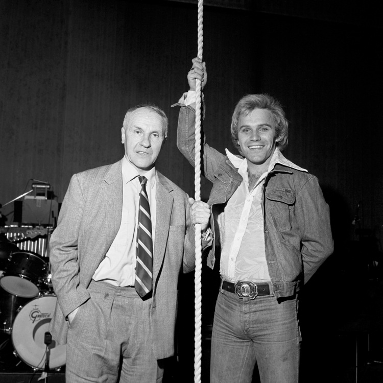 بیل شنکلی و فردی استار (کمدین معروف انگلیس) - Shankly with comedian Freddie Starr, in October 1976