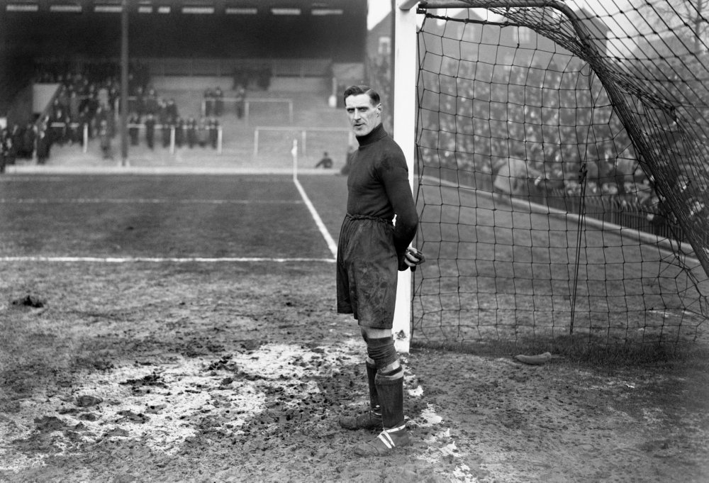 سیریل اسپایرز دروازه بان تاتنهام - Tottenham goalkeeper Cyril Spiers waits to be called into action at England trials, 1931