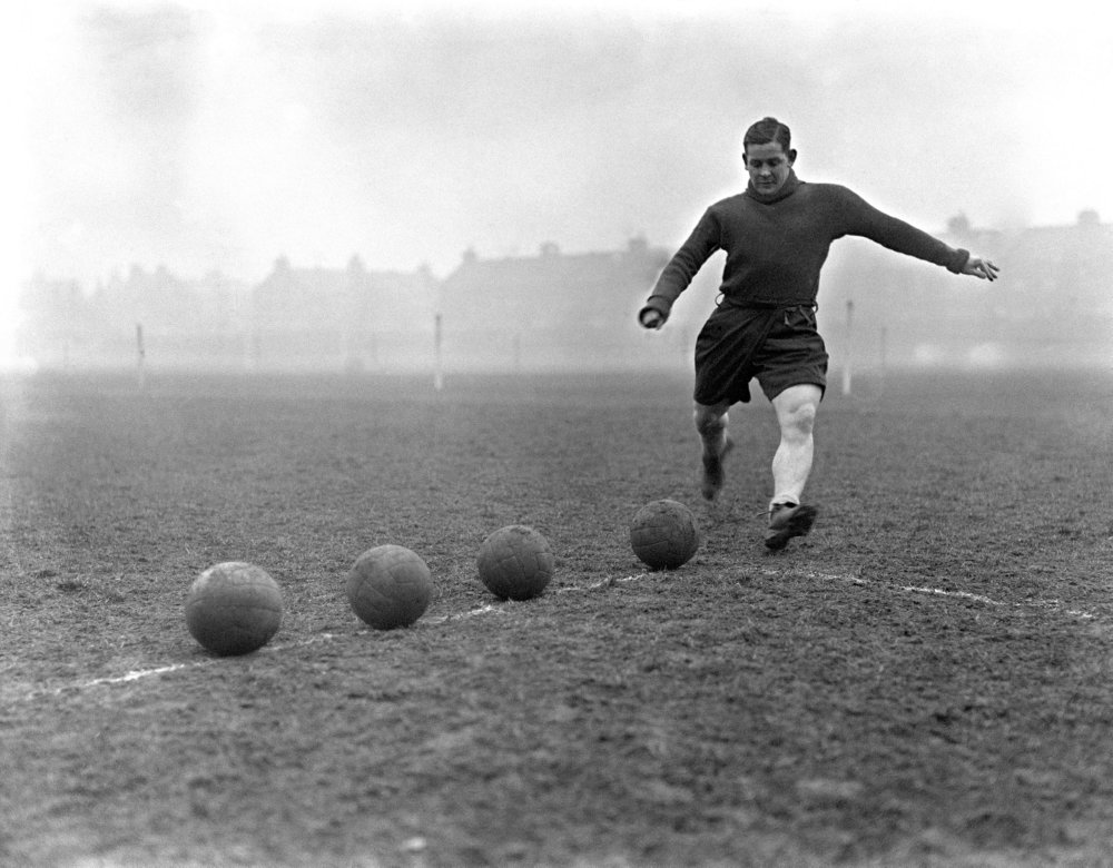 ویلی اوانز ملی پوش ولزی تاتنهام - Tottenham’s Welsh international Willie Evans practices his shooting, 1934