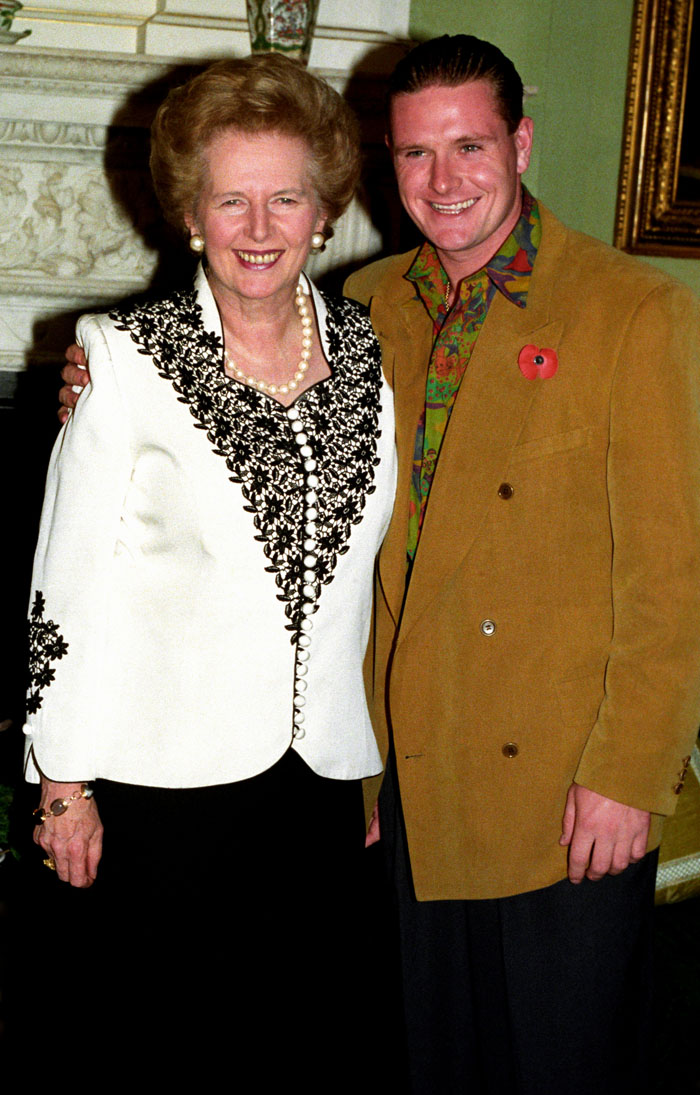 پل گاسکویین در کنار مارگارت تاچر (نخست وزیر سابق انگلستان) - Gazza With his arm around Mrs Thatcher in October 1990 - everyone wanted a piece of him after Italia 90