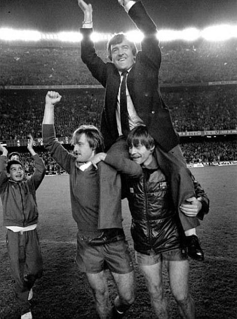 پپ گواردیولا در کنار تری ونه بلز - Young Guardiola (Ball Boy) celebrating Barcelona’s success under Terry Venables.