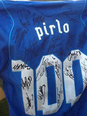 عکس روز: پیراهن شماره 100 با نام پیرلو و امضای بازیکنان