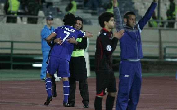 حواشی استقلال - داماش؛ فتح الله زاده جام قهرمانی را به مجیدی می دهد