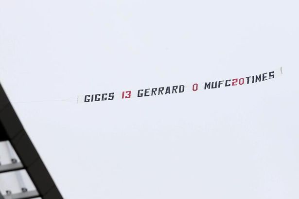 هواداران منچستریونایتد برای باری دیگر بنری را توسط هواپیما در بازی دوستانه لیورپول به نمایش گذاشتند