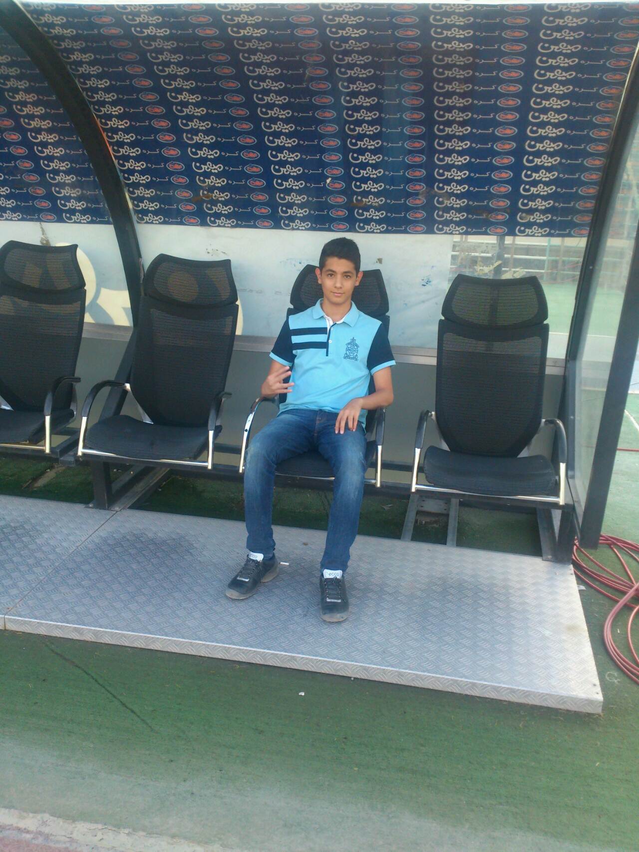 من دیروز 2 ساعت قبل بازی استقلال رو نیمکت استادیوم آزادی