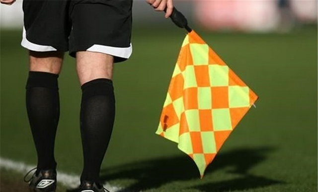 داوری فوتبال - پرچم کمک داور - خط نگه دار
