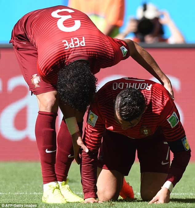زانو زدن رونالدو بعد از صعود نکردن پرتغال
