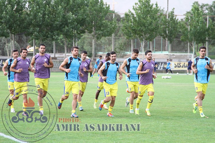 آمادگی شاگردان منصوریان برای بازی با شیرین‌فراز؛ مدافع جدید نفت تهران در تمرین امروز این تیم حاضر شد