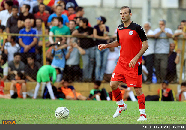 حسینی قرارداد یکساله خود را با الاهلی قطر امضا کرد؛ شماره ۴ بر تن سیم‌خاردار قرمزپوش