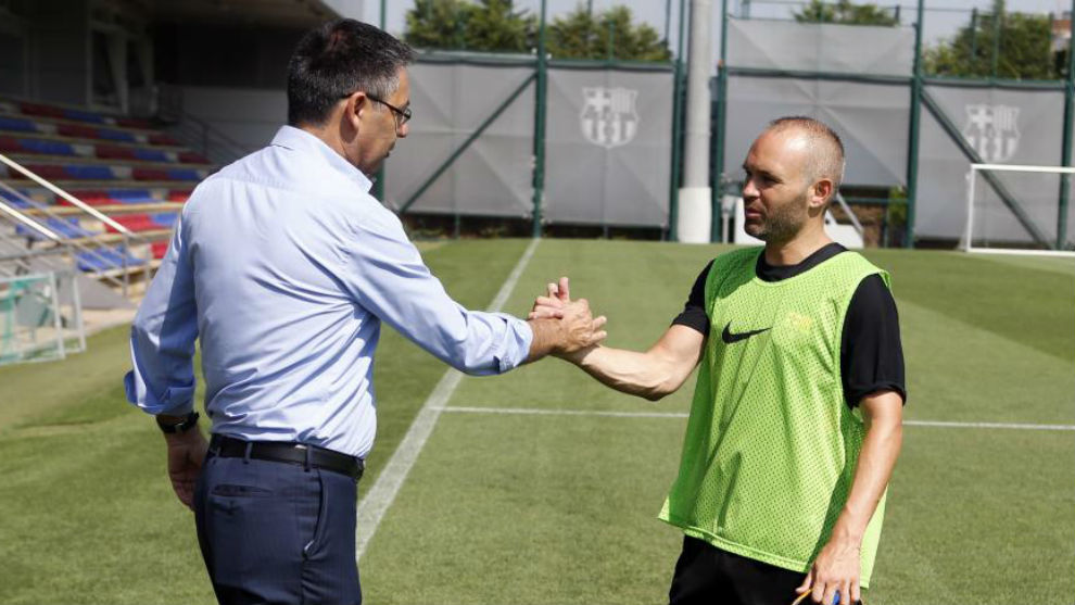 Andres Iniesta- josep maria bartomeu - fc barcelona - بارسلونا