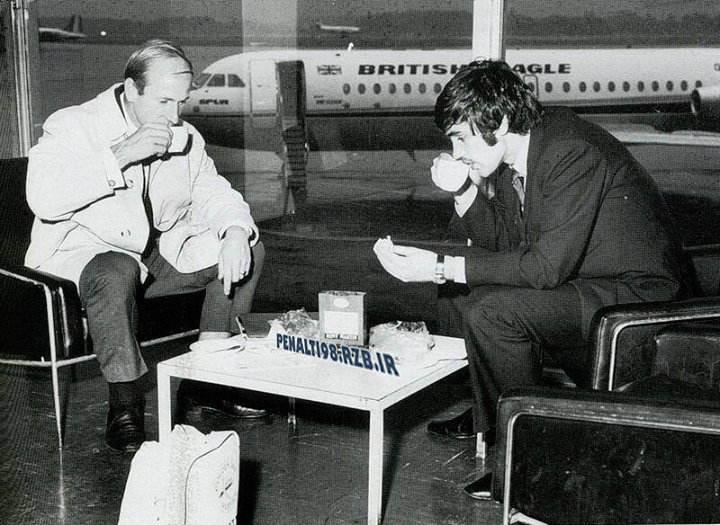  جورج بست و بابی چارلتون در حال نوشیدنِ یک فنجان چای قبل از پرواز 1968