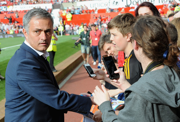 بسه دیگه چقدرامضا بدم به یونایتدیها؟؟