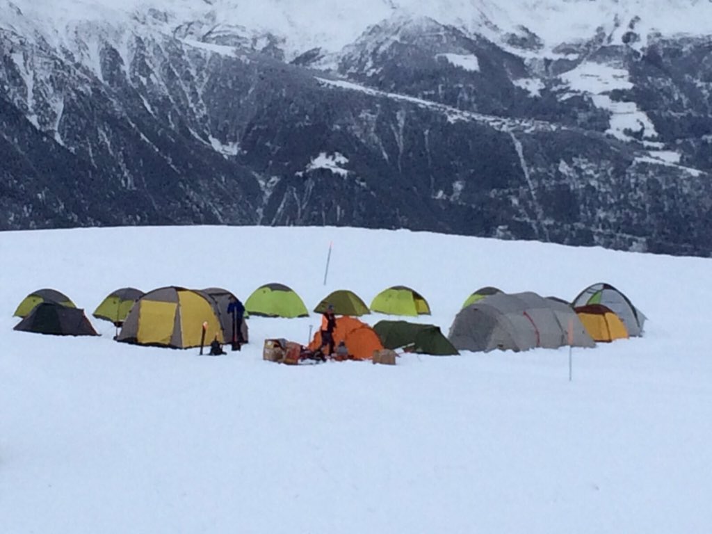 برپایی اردوی میان فصل ماینز، در کوهستان های برفی سوئیس