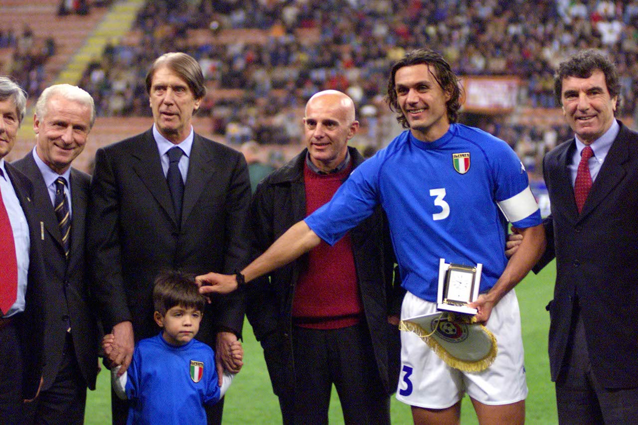 Чезаре мальдини. Паоло Мальдини с отцом. Паоло и Чезаре Мальдини. Паоло Мальдини 2002. Чезаре Мальдини футболист.