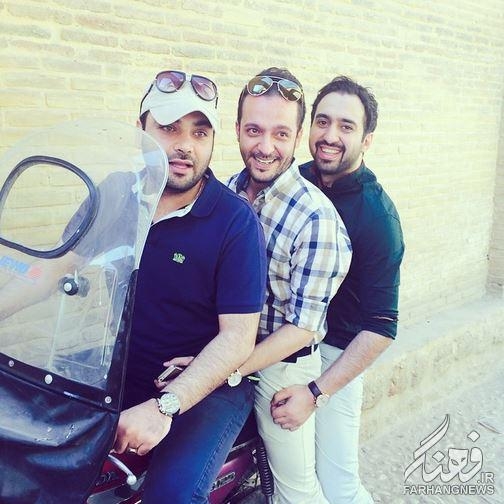 معلوم نیست این عکس صرفا شوخی است یا واقعا احسان علیخانی با موتور رفت و آمد میکند