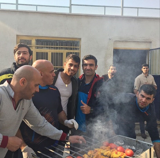 پورعلی گنجی: امروز بعد تمرین کل تیم دور هم یه کباب خوشمزه خوردیم. خیلی خوش گذشت جاتون خالی