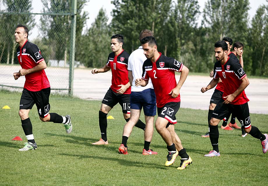 اولین تمرین تیم فوتبال پرسپولیس پس از ۴ روز تعطیلی با تعداد زیادی غایب برگزار شد.