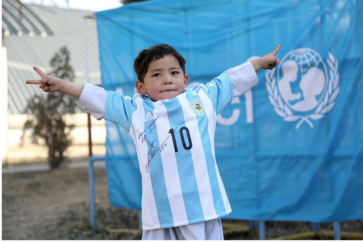 پیراهن امضا شده برای کودک افغان؛ حالا پیراهن مسی را بپوش!