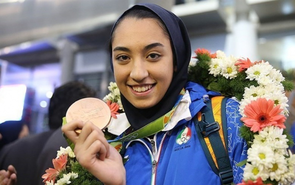  کیمیا علیزاده مدال خود را به شهید گمنام 18 ساله تقدیم کرد 