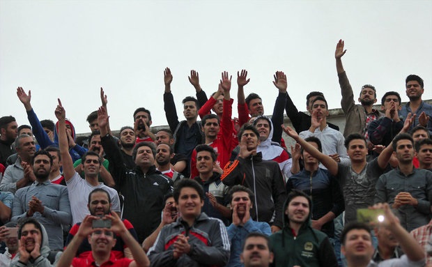 حاشیه دیدار تراکتورسازی - استقلال خوزستان؛ ورزشگاه تراکتور درحال پرشدن؛  ازدحام شدید جمعیت مقابل درهای ورودی