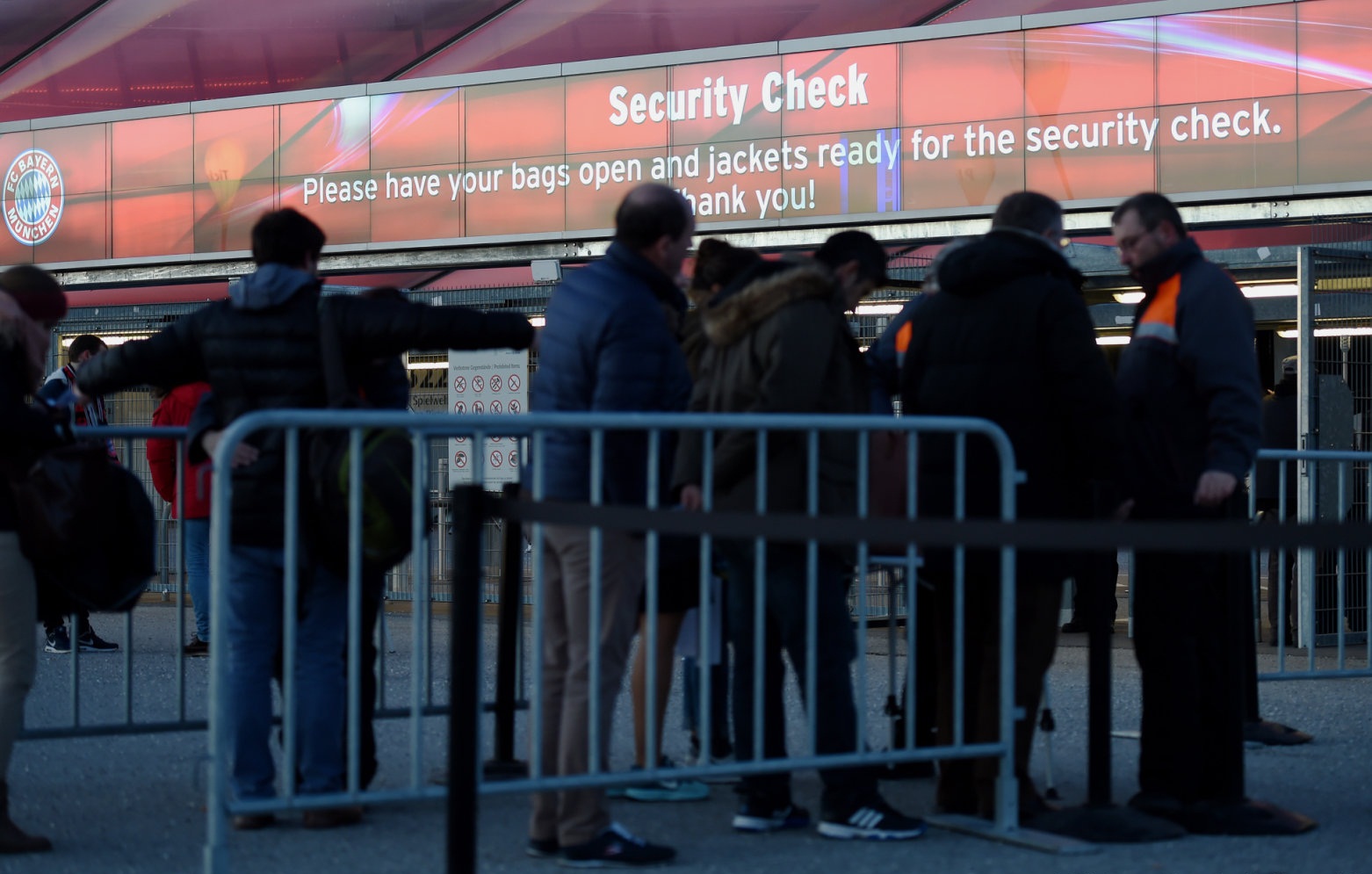 تدابیر شدید امنیتی اطراف استادیوم آلیانز (عکس)