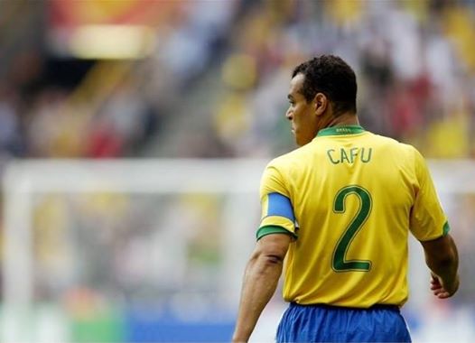 کافو یعنی 4 جام جهانی 3 فینال جام جهانی 2 قهرمانی جام جهانی .. یعنی 11 سال بدون افت محسوس در سطح اول فوتبال اروپا .. یعنی لبخند همیشگی .. یعنی جویدن همیشگی آدامس .. یعنی خونسردی و متانت .. یعنی قطار سریع سیر ..