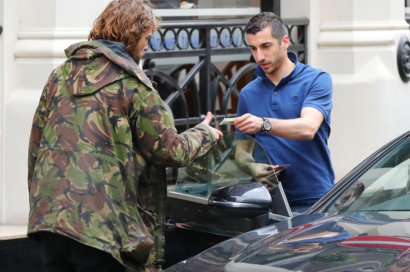 هنریک مخیتاریان-شهر منچستر-مرسدس بنز-کمک مخیتاریان به یک فرد بی خانمان-منچستریونایتد-