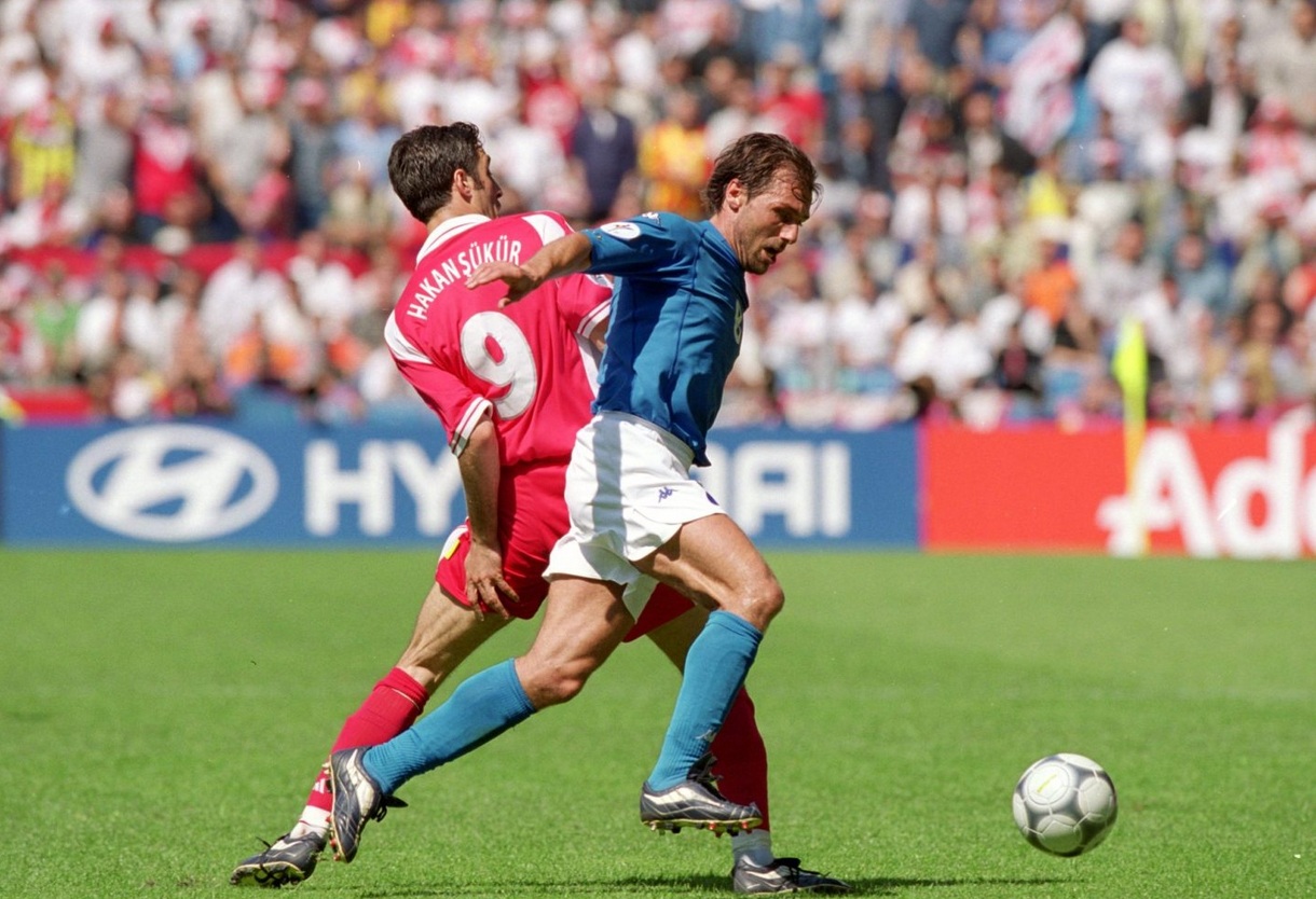 دفترچه خاطرات(1): جدال آنتونیو کنته و هاکان شوکور در یورو 2000 (عکس)