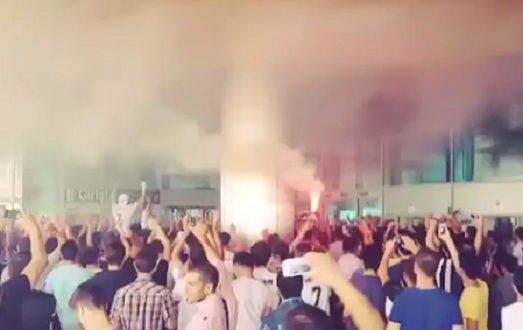 هجوم هزاران هواداران بشیکتاش به فرودگاه استانبول برای استقبال از کوارشما (عکس)