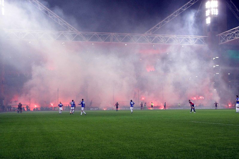 نمایی زیبا از آتش بازی امشب هواداران در دربی جنوا (عکس)