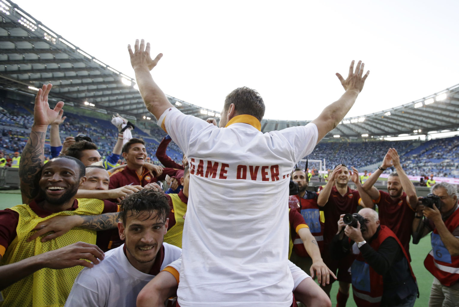 صرفا جهت اطلاع دوستان،: فرانچسکو توتی از دنیای فوتبال خداحافظی نکرده! اون لباسشم خطاب به باشگاه لاتزیو بود!