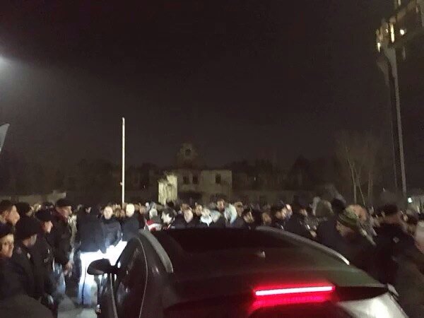 هواداران اینتر در بیرون ورزشگاه تظاهرات کردند (عکس)