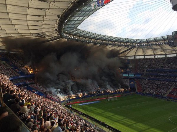 نمایی از آتش بازی هواداران لخ پوزنان و لژیا ورشو در فینال جام حذفی لهستان (عکس)