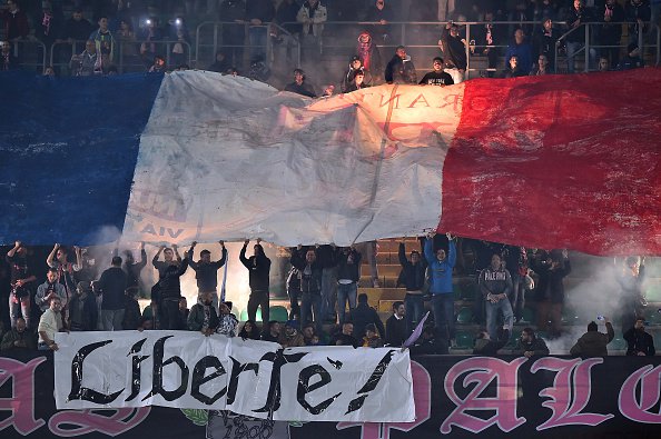 هواداران پالرمو با پرچم فرانسه در ورزشگاه حاضر شدند (عکس)
