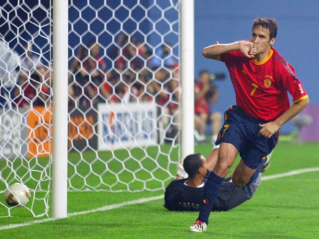 در آن دوران که در مدرسه، برخی از هواداران رئال مادرید یا والنسیا، طرفدار تیم ملی اسپانیای نه چندان پر طرفدار آن سالها بودند، رائول گونزالس بلانکو، به تنهایی، دلیلی برای دوست داشتن لاروخا بود.