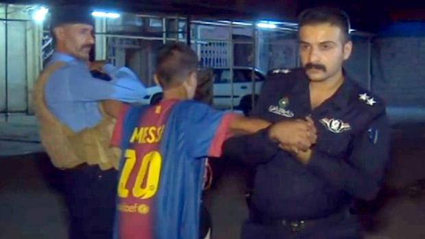 نوجوان عراقی با پیراهن لیونل مسی در اندیشه یک حمله تروریستی(عکس)