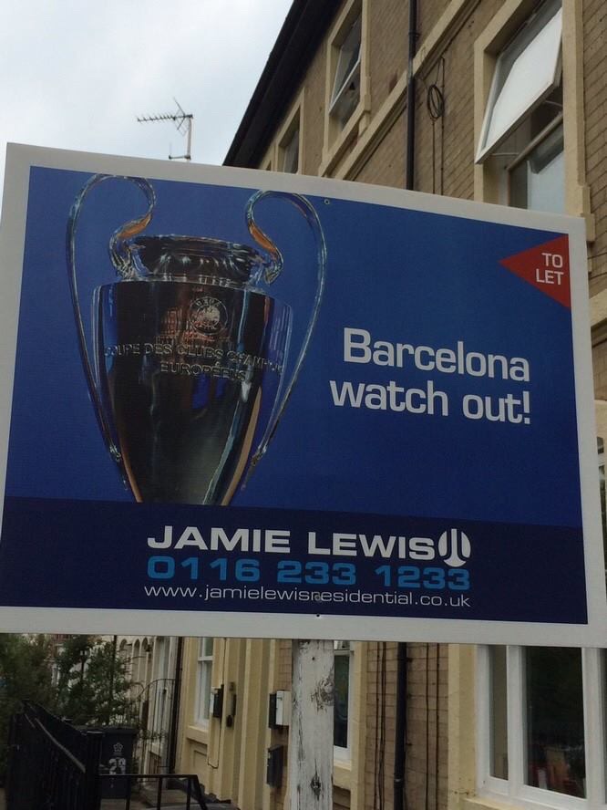 تابلوی نصب شده در شهر لستر: "بارسلونا مواظب باش" (عکس)