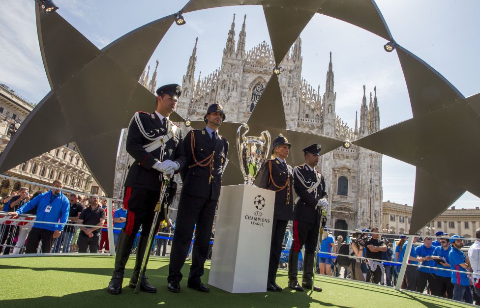 گزارش تصویری؛ نمایش جام قهرمانی لیگ قهرمانان اروپا در اطراف کلیسای جامع شهر میلان